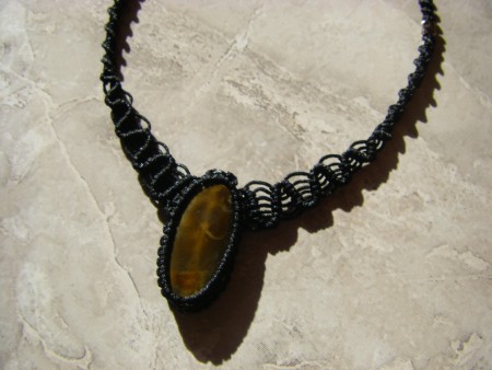 κρεμαστό- περιδέραιο με μαύρο νήμα και καφέ πέτρα 