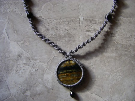 μακραμέ με γκρι νήμα και πέτρα σε καφέ αποχρώσεις