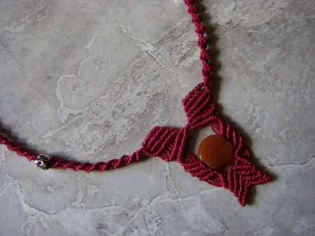 μακραμέ με κόκκινο νήμα και κόκκινο κοράλι