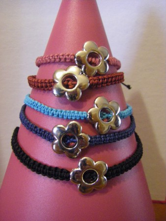 Βάλε το χρώμα στη ζωή σου!επίλεξε χρωματιστά βραχιολάκια με ασημί στοιχεία 