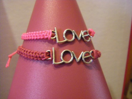 μακραμέ με μεταλλικό στοιχείο love