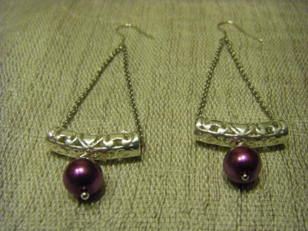 σκουλαρίκια σε αλυσίδα με μεταλλικό στοιχείο και μωβ περλίτσα