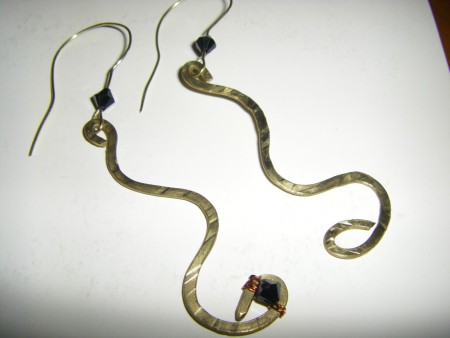 σκουλαρίκια με σφυρηλατημένο ορείχαλκο και μαύρες γυάλινες χάντρες