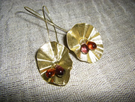 σκουλαρίκια με φύλλο ορείχαλκου και κρυστάλλινο δάκρυ