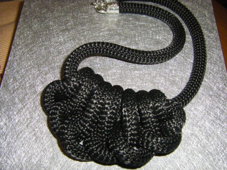 κρεμαστό για το λαιμό με μαύρο ορειβατικό σχοινί και μεταλλικούς ακροδέκτες