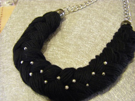 κρεμαστό για το λαιμό μαύρο βαμβακερό νήμα, λευκές περλίτσες και μεταλλική αλυσίδα