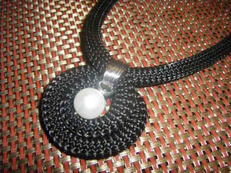 κρεμαστό με μαύρο ορειβατικό σχοινί, λευκή πέρλα και μεταλλικά στοιχεία