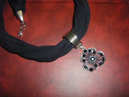 κρεμαστό με λίκρα κορδέλα μαύρου χρώματος και μεταλλικά στοιχεία