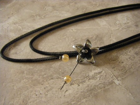 κρεμαστό με σωληνοειδή μαύρη αλυσίδα, μεταλλικό λουλούδι,μαύρο κρύσταλλο και πέρλες