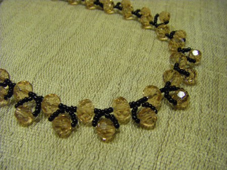 κρεμαστό με μαύρη χάντρα και σαμπανιζέ κρυστάλλου;