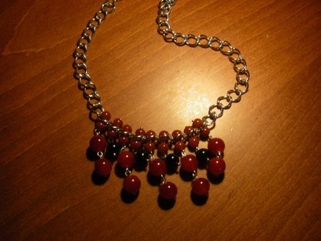 κρεμαστό με αλυσίδα και στρόγγυλους κρυστάλλους σε μαύρο και κόκκινο χρώμα