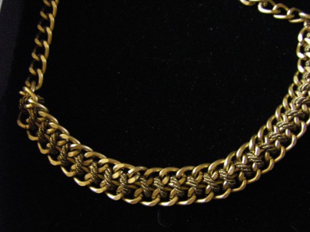 κρεμαστό με χρυσή αλυσίδα και μαύρο-χρυσό στριφτό κορδόνι