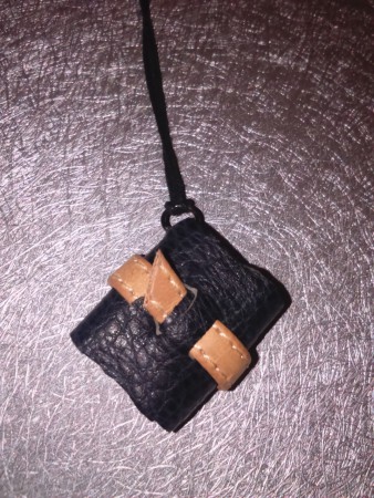 κρεμαστό σε δερμάτινο κορδόνι "βιβλιαράκι"