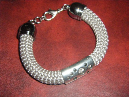 καφέ-μπεζ ορειβατικό σχοινί και μεταλλικά στοιχεία