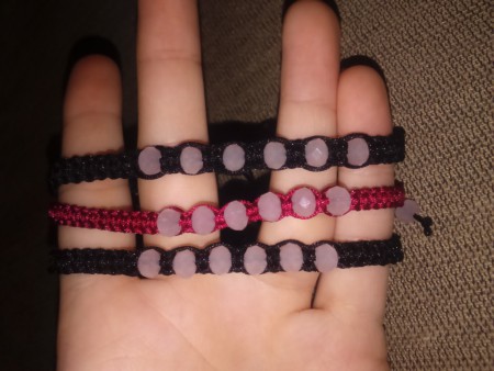 βραχιολάκια από μακραμέ σ διάφορα χρώματα 