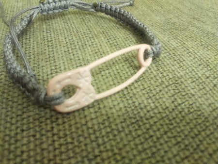 γκρι μακραμέ με επισμαλτωμένη safety pin