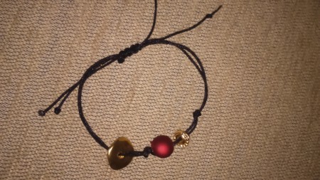 βραχιόλι γούρι με χρυσά στοιχεία και κόκκινη ματ περλίτσα