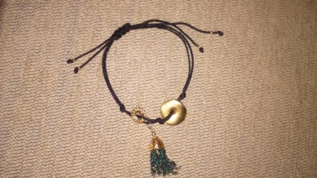 βραχιόλι γούρι με χρυσά στοιχεία και πράσινη φουντίτσα