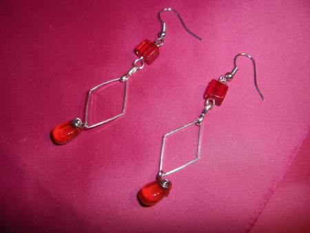 σκουλαρίκια με ασύμμετρη αλυσίδα κόκκινο κρυστάλλινο κύβο και κόκκινες σταγονίτσες