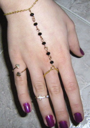 χρυσό δαχτυλίδι βραχιόλι με ροζάριο και μαύρους κρυστάλλους