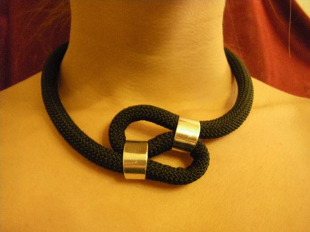 μαύρο ορειβατικό σχοινί με ασημί στοιχεία