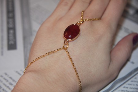 χρυσή αλυσίδα με κόκκινο αχάτη